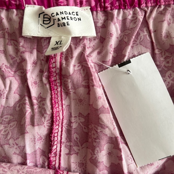 Candace Cameron Bure shorts - Picture 4 of 7